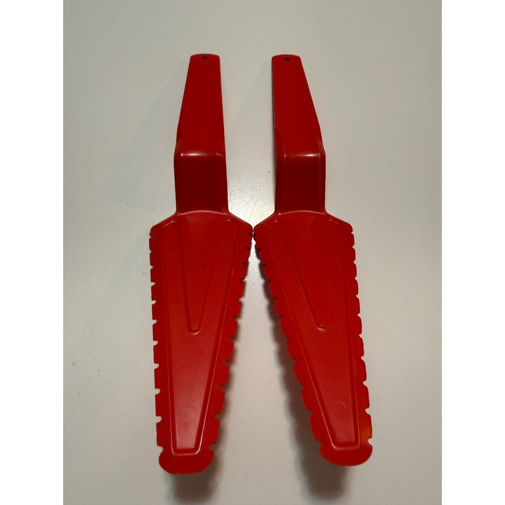 Tupperware Red Plastic Pie Cake Server Set of 2 Serrated Edge Vintage Kitchen